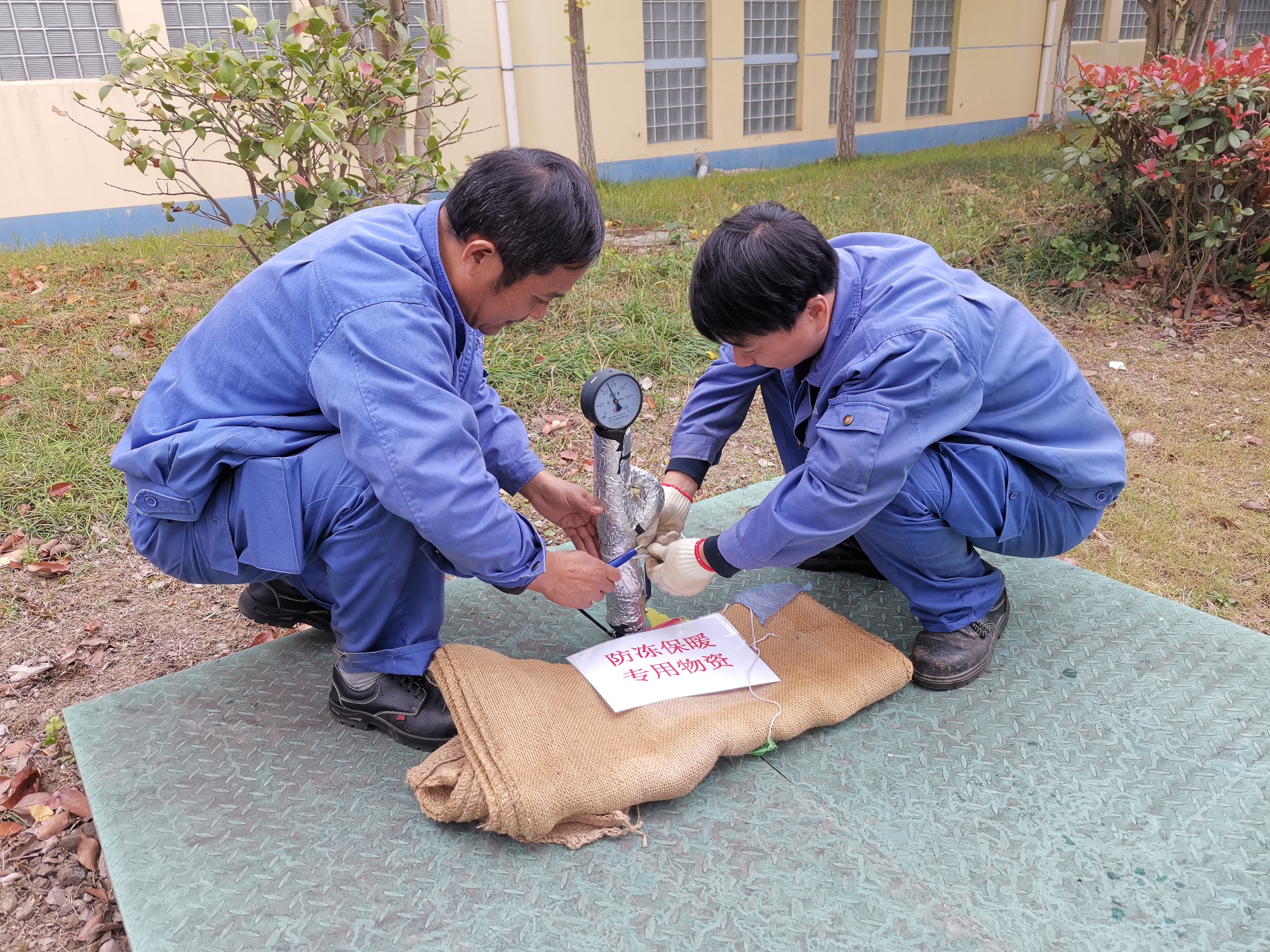 城投水務(wù)原水公司長江原水廠對(duì)廠區(qū)內(nèi)裸露管道包裹防凍鋁箔保暖棉.jpg 城投水務(wù)原水公司長江原水廠對(duì)廠區(qū)內(nèi)裸露管道包裹防凍鋁箔保暖棉.jpg